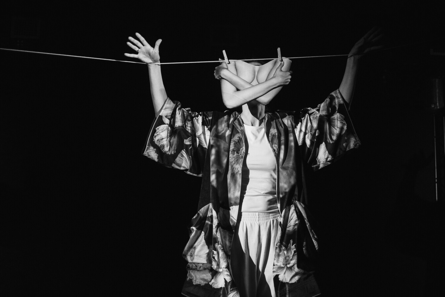 Izrādei piemīt augsta patiesīguma un autentiskuma pakāpe, taču tai trūkst skata no malas. Dana Avotiņa-Lāce Latvijas Leļļu teātra izrādē «Elpojot smaidus». Foto – Matīss Markovskis 