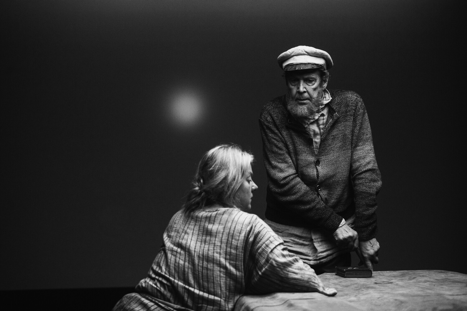 «Ir jautājumi, uz kuriem atbildes nenāk tik ātri. Man nav. Tāpat kā jebkuram – jo vairāk jautājumu, jo vairāk ir, ko domāt, kā atbildēt.» Aigars Vilims – Mikus tēvs, Māra Mennika – Roplainiete izrādē «Pazudušais dēls». Foto – Matīss Markovskis