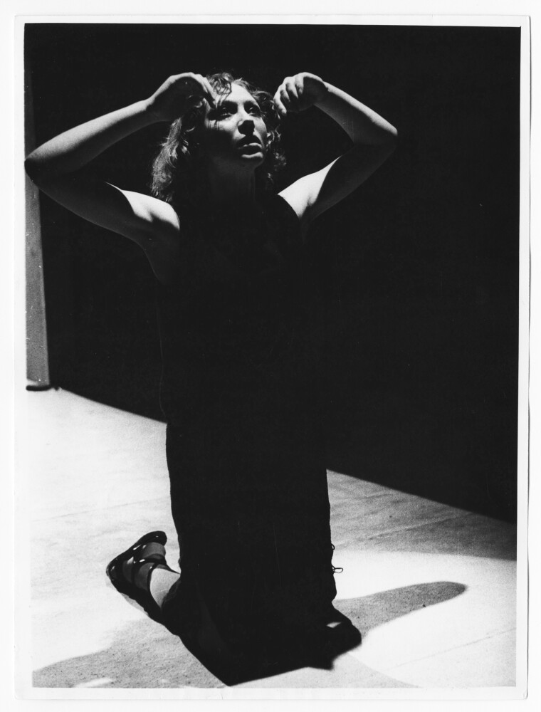 Lāsmas Kugrēnas melni tērptā «Elektra» (1977) Aktieru zāles baltajā, arēnai līdzīgajā telpā vibrēja kā stopā uzvilkta bulta. Foto no LKA Eduarda Smiļģa Teātra muzeja Krājuma