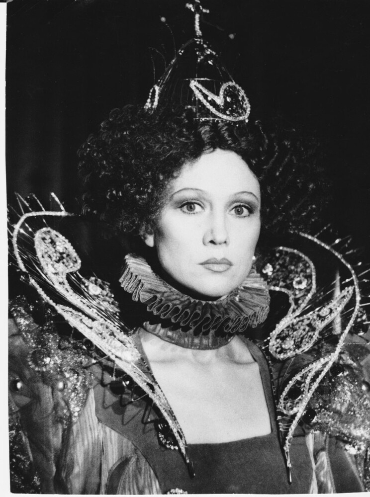 Anglijas Elizabete Šillera lugas «Marija Stjuarte» uzvedumā (1989), ko Lāsma Kugrēna traktēja kā gudru, inteliģentu, ar dzelzs gribasspēku apveltītu, harismātisku personību. Foto no LKA Eduarda Smiļģa teātra muzeja Krājuma