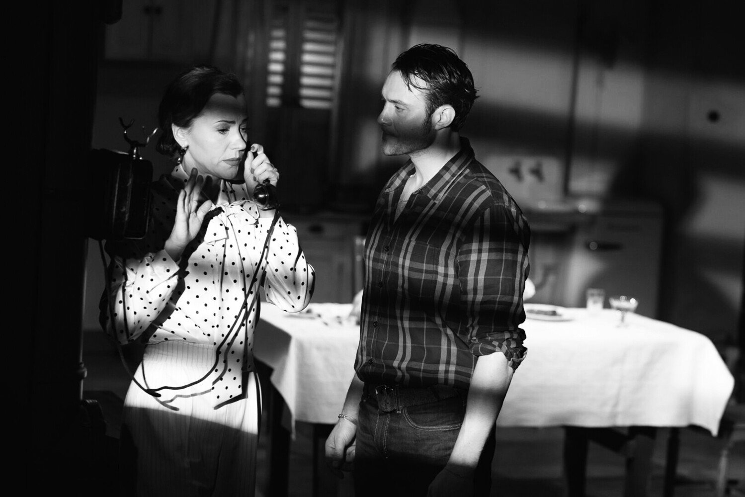 Maija Doveika: «Autors ir noslēpies Blanšā un skatās uz aizliegto augli, mīlu, kas ir vīrietis – vīrietis.» Maija Doveika – Blanša, Jēkabs Reinis – Stenlijs. Skats no Nacionālā teātra izrādes «Ilgu tramvajs» (2024). Foto – Agnese Zeltiņa