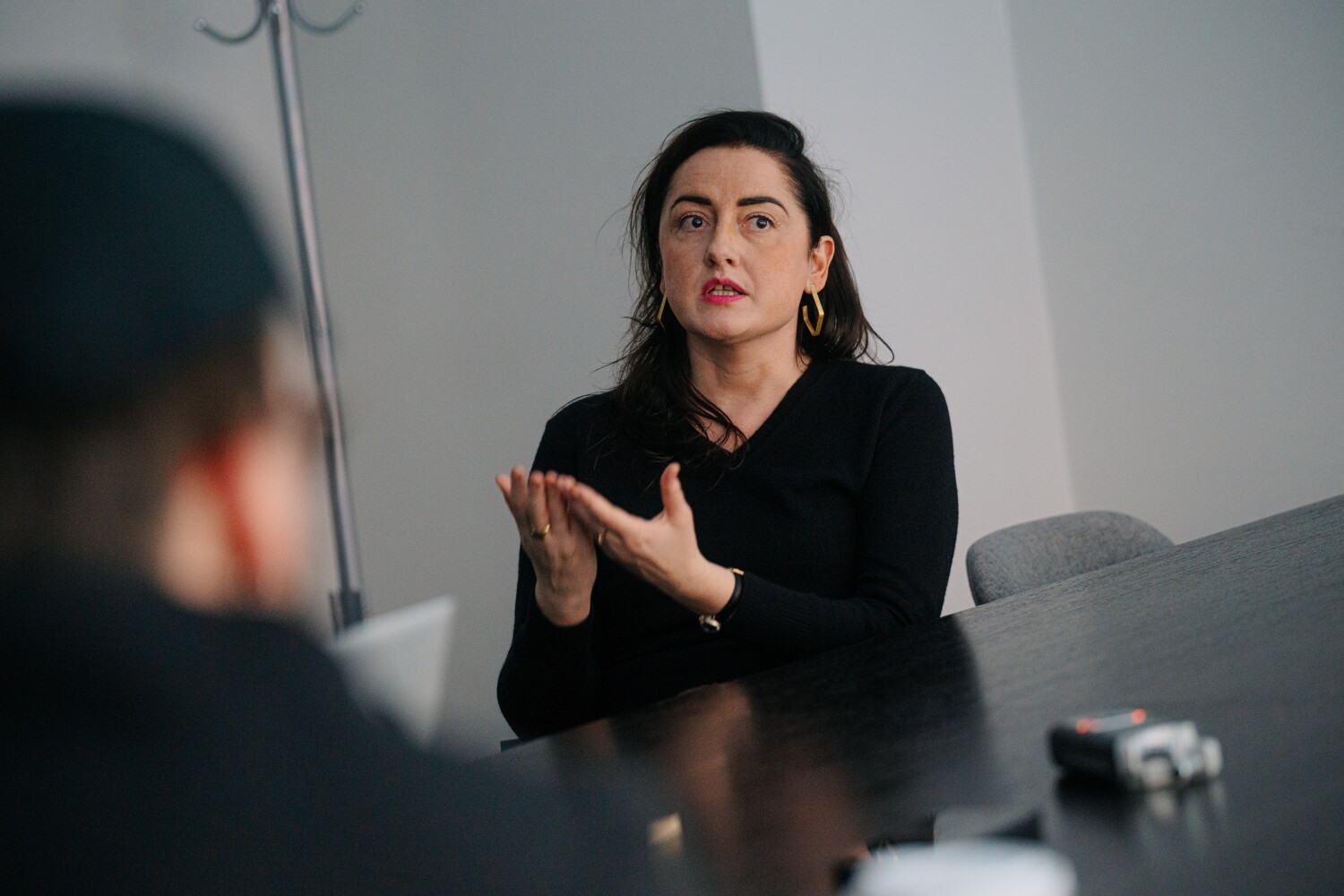 LAURA: «Negribu dzīvot šajā pasaulē, kur viss ir tik reglamentēts un man atņem brīvību, ka pazūdu kā māksliniece.» Foto – Aivars Ivbulis