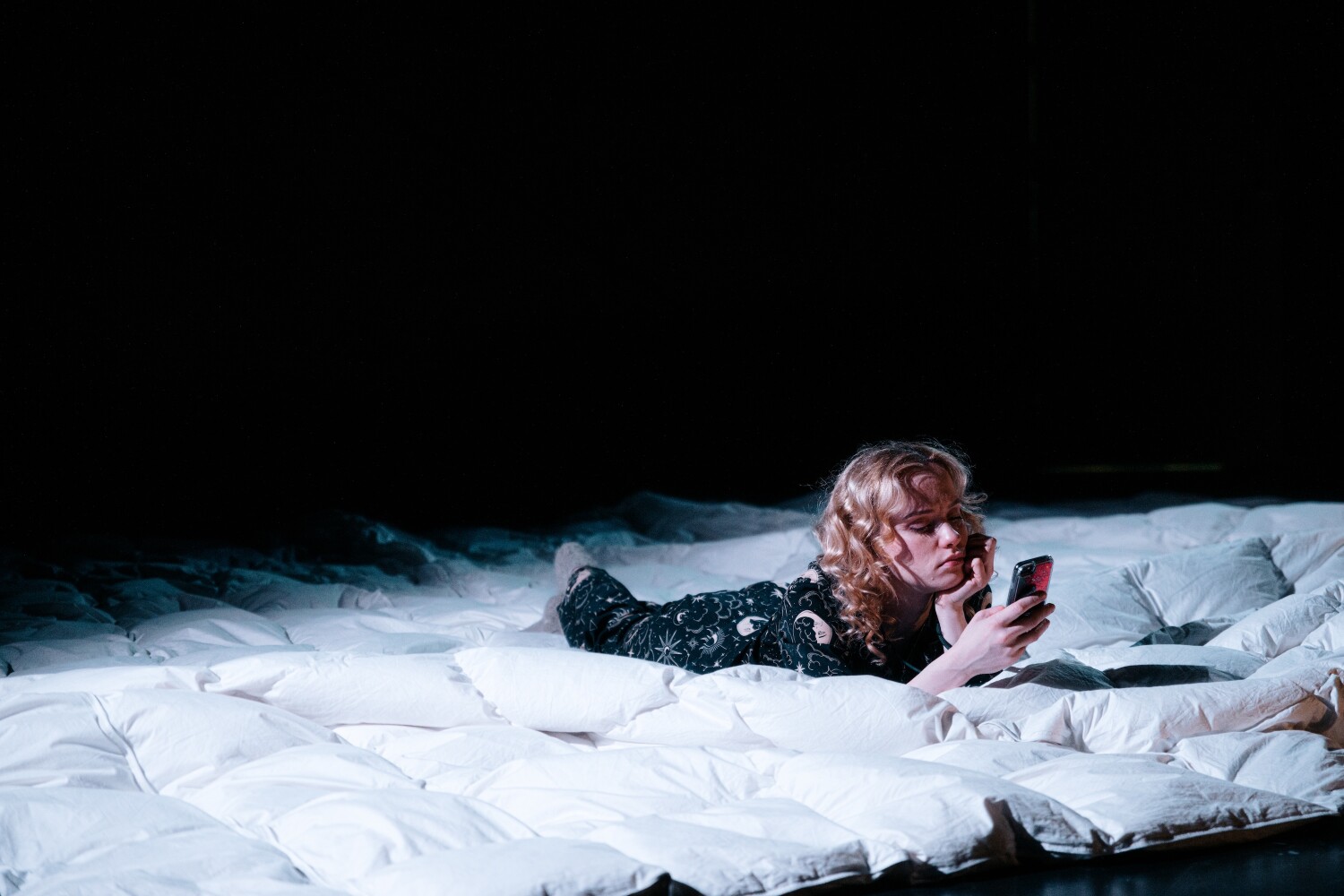 Sandijas Dovgānes mileniāle Alma pēc šķiršanās cīnās ar depresiju un cenšas uzbūvēt savu dzīvi no jauna. Skats no izrādes «Raganas». Foto – Aivars Ivbulis