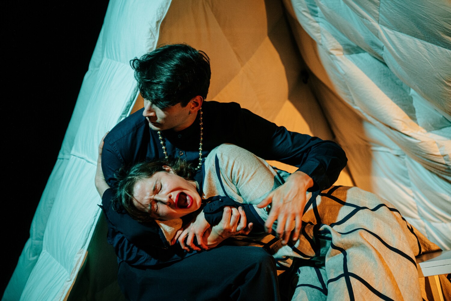 Alisei Dzenei un Rihardam Zelezņevam izrādē «Raganas» ir lieliska iespēja demonstrēt plašu aktierprasmju amplitūdu. Foto – Aivars Ivbulis