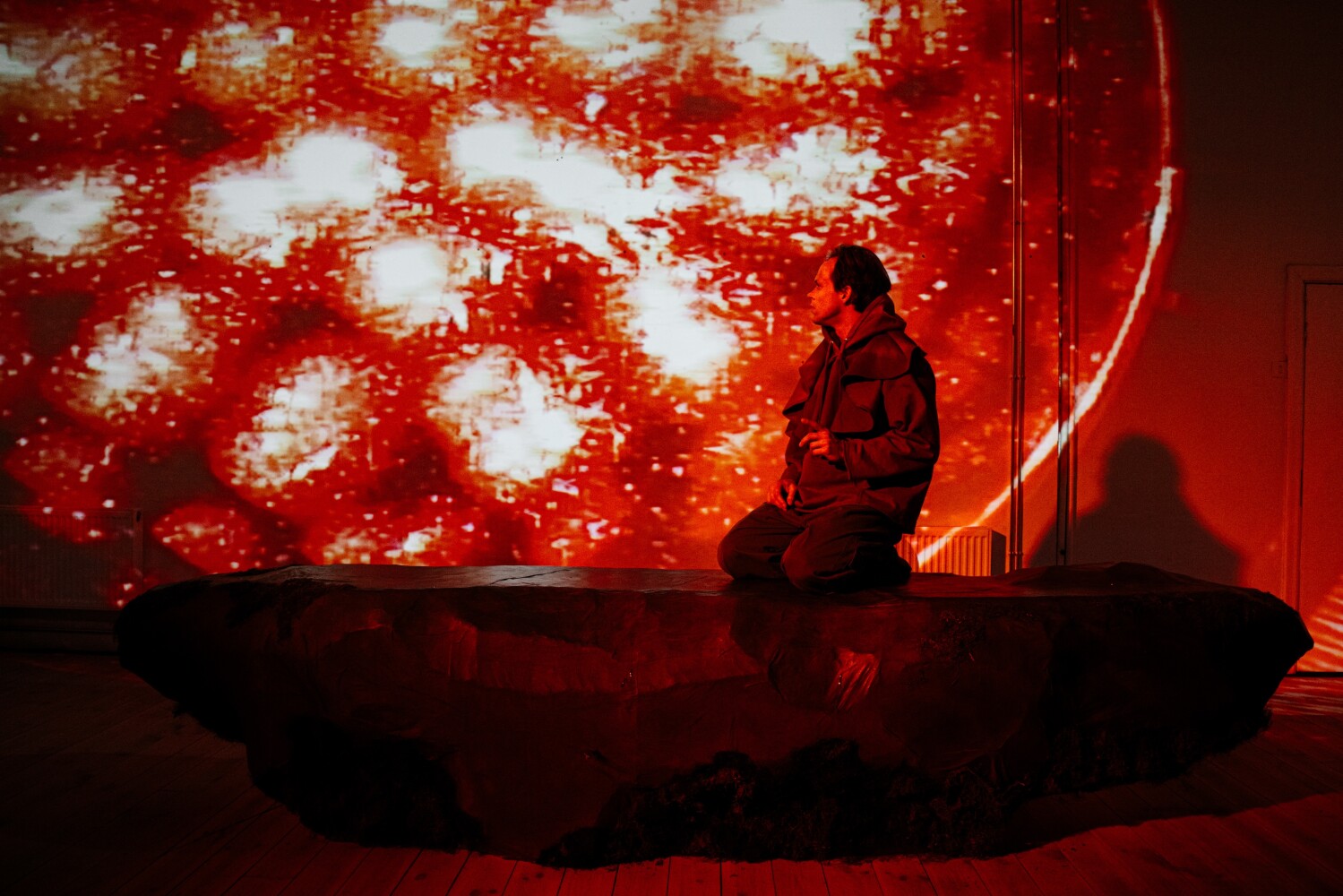 Aktieri darbojas gan kā koris, gan izspēlē dažādas lomas sižetiskajos atzaros. Uldis Siliņš izrādē «Svētvieta». Foto – Aivars Ivbulis