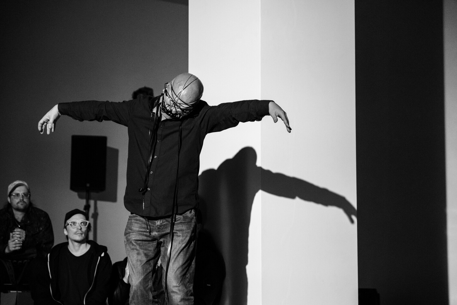 Performances bieži vien pastāv tikai vienreizējā notikuma formā. Skats no Gima Guanga Keola performances «Memory Loading» (2025). Foto – Artūrs Aizikovičs