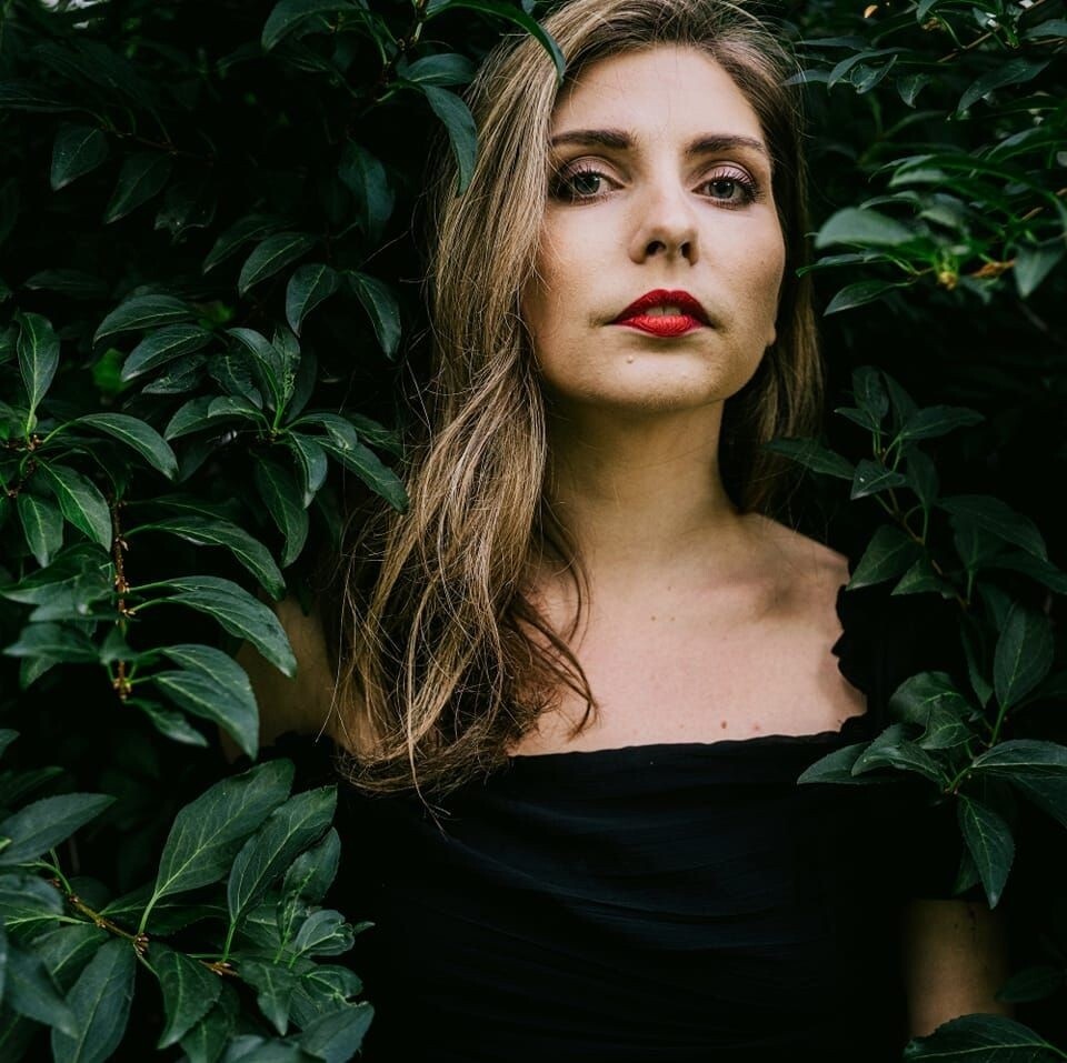 Linda Rudene: «Pat ja tas būs procesā balstīts darbs, es tāpat atnāku ar kaut kādiem konspektiem. Beigās gan jau tie vispār nekam nenoder, bet man vienkārši pašai tad ir sajūta, ka ir kaut kas, no kā sākt.» Foto – Aivars Ivbulis