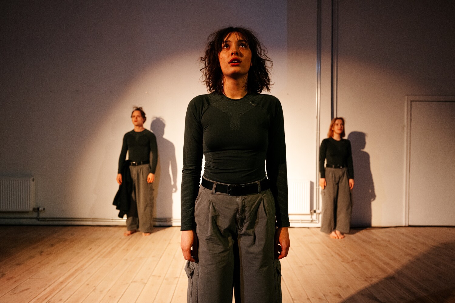 Uldis Siliņš, Agate Marija Bukša un Sandija Dovgāne izrādē «Svētvieta». Foto – Aivars Ivbulis