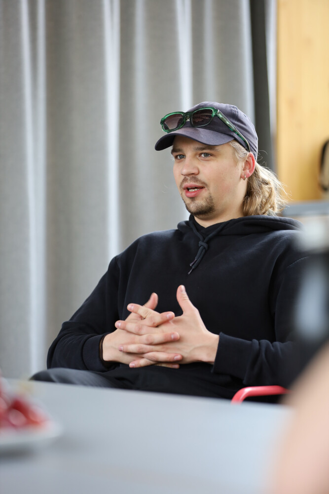 Kristaps Kristers Ozols: «Strādājot ar profesionāliem režisoriem profesionālajā teātrī, biju diezgan sagatavots. Taču vēl joprojām, pat esot teātra štatā, liekas, ka ne brīdi nevaru atslābt.» Foto – Elīza Māra Kamradze-Tūtere