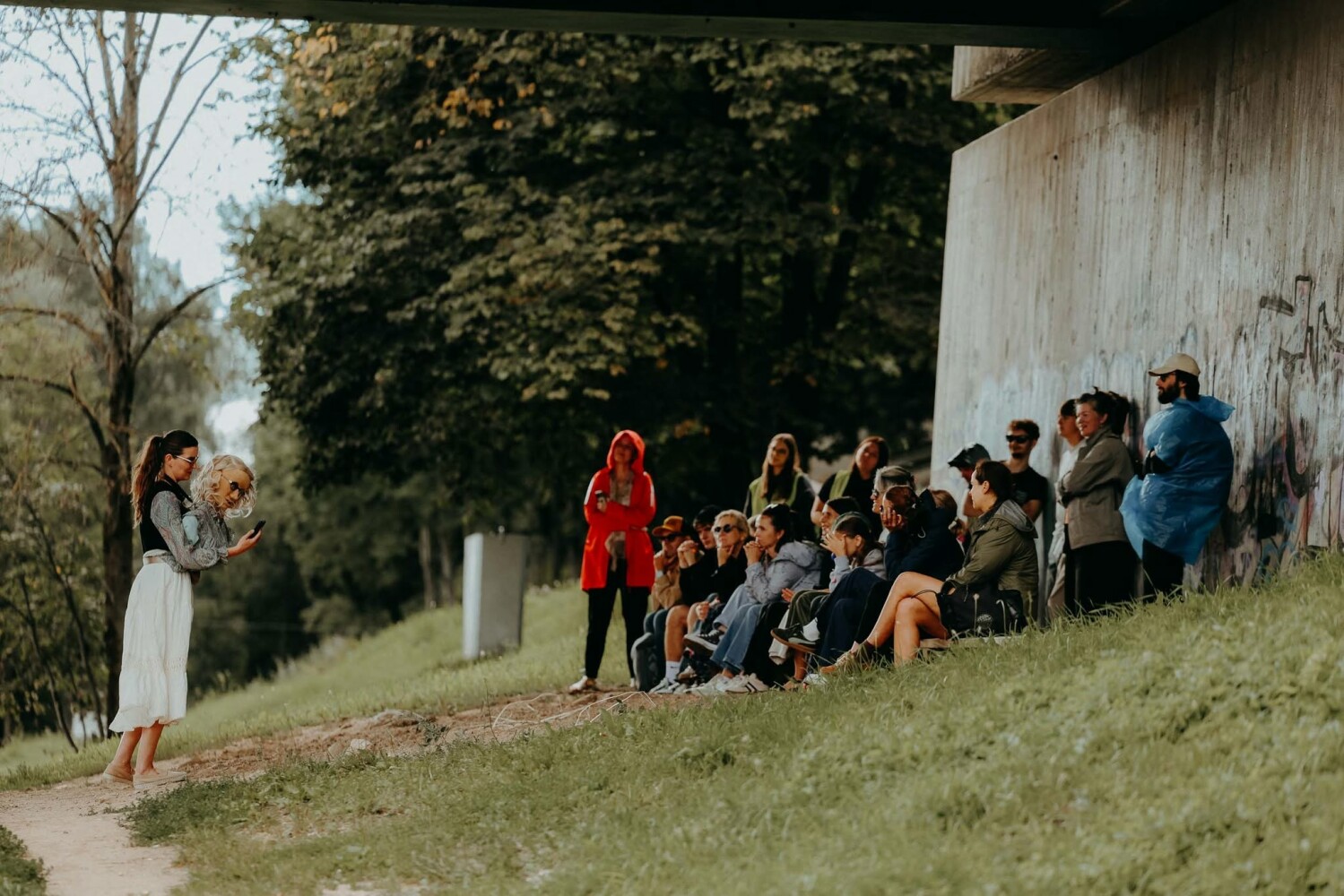 Sabīne Ozoliņa un skatītāji izrādē «Kurš sēdēs viņai blakus?». Foto – Lita Millere