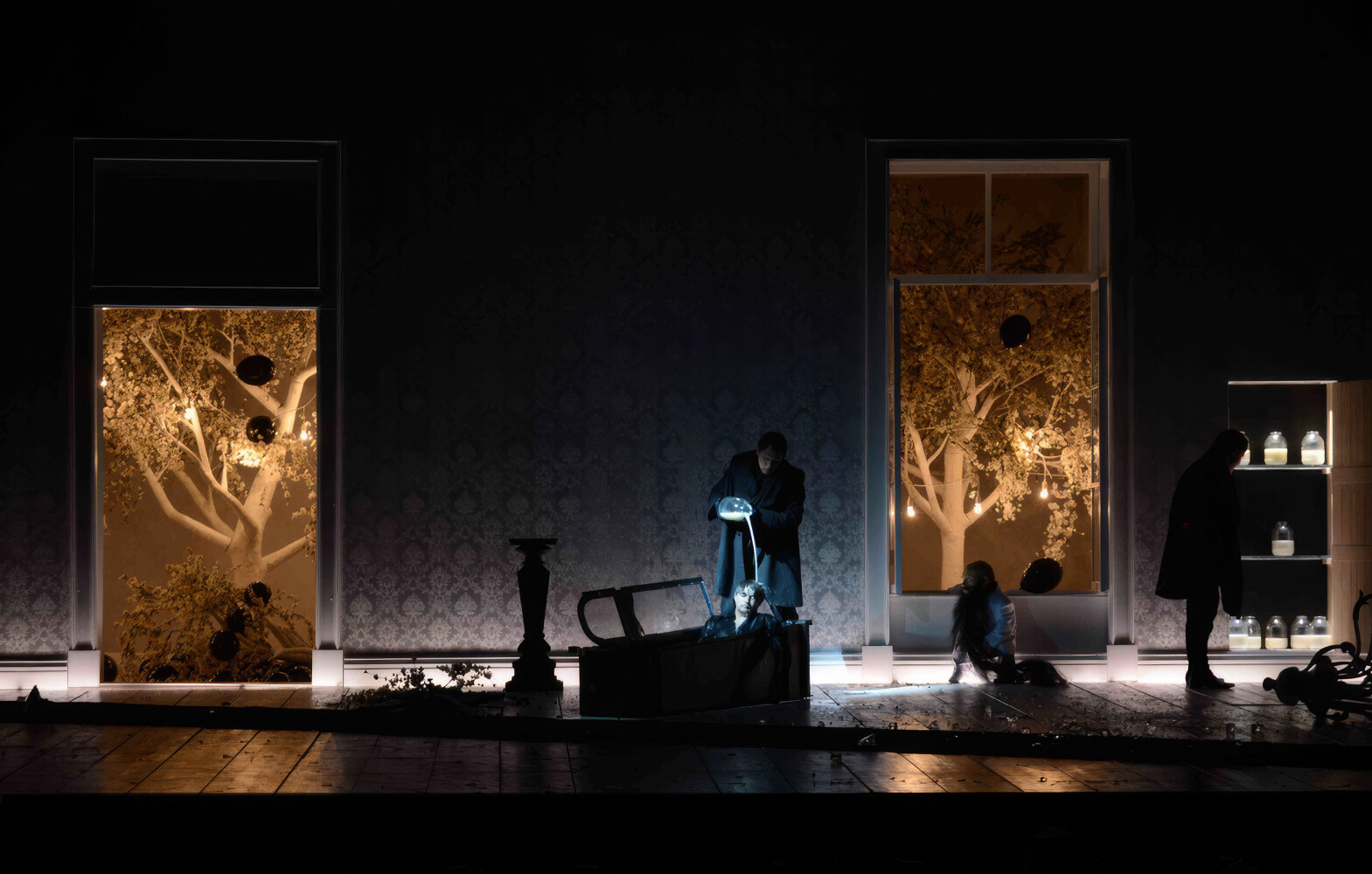 Skats no Pētera Čaikovska operas «Jevgeņijs Oņegins» (2012) Mihaila teātrī Sanktpēterburgā Andrija Žoldaka režijā. Foto – Nikolai Krusser