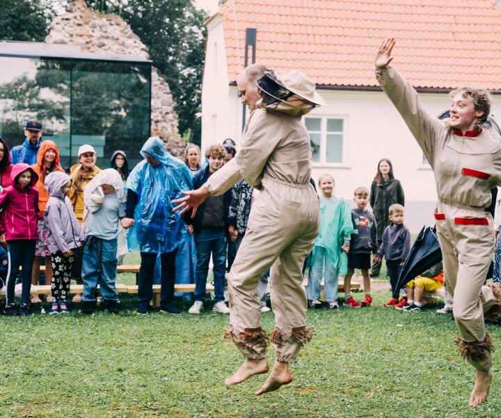 «Bites šajā izrādē ir gan savādas, gan svešādas, gan pazīstamas un smieklīgas.» Skats no izrādes «Te,bite!». Foto – Lita Millere