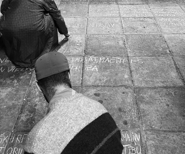 Ar performatīvu uzstādījumu lasījām Silvijas Botiroli tekstu un ar krītiņiem izrakstījām to, kas apziņā nosēdies visvairāk. Foto – Krista Burāne