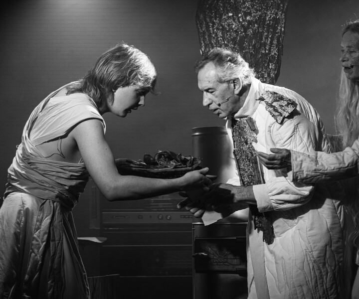 «Vecajo kults» ir gadījums, kad var tieši runāt par teātra notikumu kā jaunas pasaules radīšanu – māksliniecisku visumu, kura pamatā ir jaunradīts mīts. Mārcis Broks – māceklis, Ģirts Krūmiņš, Dace Everss – priesteri. Foto – Sarma Emīlija Tukāne