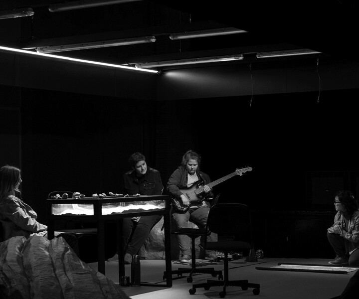 Kameroperas centrālā problēma ir cilvēka vardarbība pret dabu. Gita Rebeka Adlere, Līga Paegle, Elīza Apine, Šino Jamasaki izrādē «Cantus Firmus». Foto – Anna Konovalova