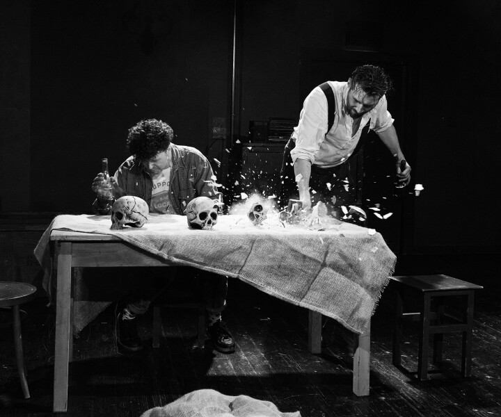 Edvīna Klimanova iestudējums ir viens no veiksmīgākajiem Makdonas dramaturģijas atminējumiem Latvijas teātros. Mihails Širjajevs – Martins Henans, Ivans Streļcovs – Miks Dauds. Skats no izrādes «Konemāras galvaskauss». Foto – Vadims Kožins