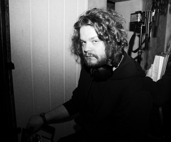 Matīss Kaža: «Amerikas ietekmi uz āru var just tāpēc, ka amerikāņiem pieder visi pasaules lielākie mediju koncerni, kuriem savukārt apakšā ir dažādu mums daļēji zināmu avotu nauda, un arī šo mediju koncernu politiskā ietekme ir ārkārtīgi liela.» Foto – Andrejs Strokins