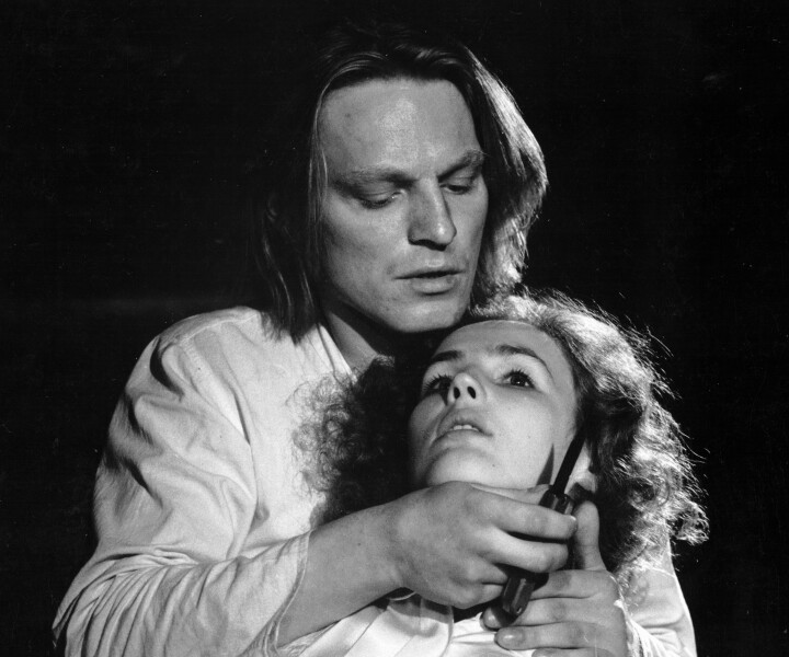 Andris Makovskis – Kventins, Indra Roga – Kendeisija izrādē «Vājprātīgā stāsts, pilns niknuma un trokšņa», Daugavpils teātris, 1991.
Foto – Andris Eglītis