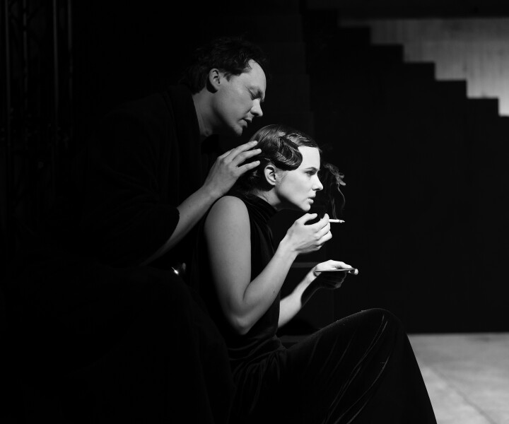 O’Nīls no antīkās kultūras smeļas tās viedumu un gudrību, tā cenšas pārvarēt cilvēka bezizejas stāvokli. Mārtiņš Meiers – Koris, Diāna Krista Stafecka – Lavīnija Menona. Skats no izrādes «Sēras piestāv Elektrai». Foto – Mārtiņš Vilkārsis