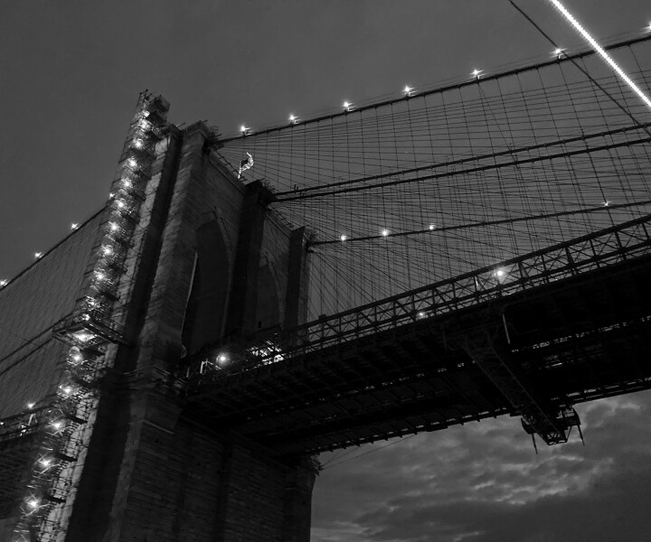 «Elevator Repair Service» īpašvietas izrāde iekļāva arī braucienu ar kuģīti pa Austrumu upi. Foto – Gundega Laiviņa