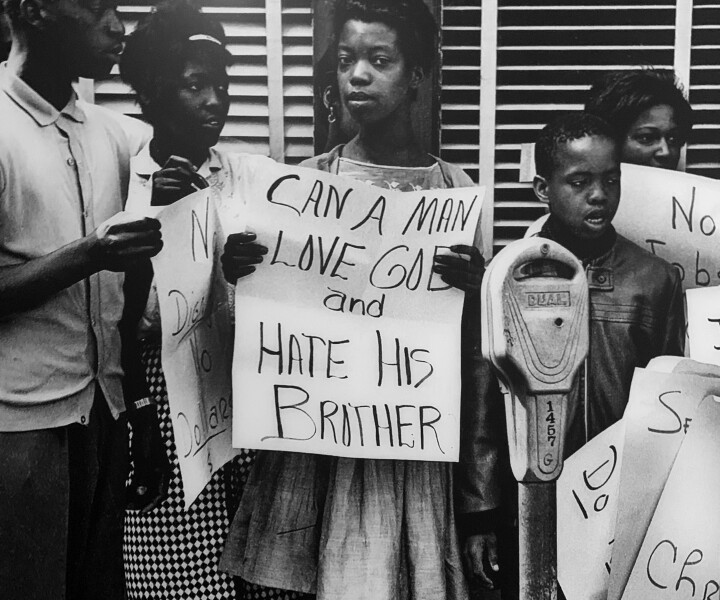 Vai uz latviešu teātru skatuvēm var ieraudzīt svaigu Savienoto Valstu autora radītu tekstu, kas skartu Amerikas krāšņās multikulturālās vides tēmas, afroamerikāņu ritmus un krāsas, dažādu etnisko minoritāšu klātbūtni? Attēls no Nacionālā Pilsoņu tiesību muzeja ekspozīcijas Loreinas motelī. Foto – Ilze Olingere