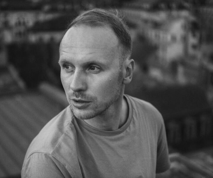 Aleksandrs Maļikovs: «Aktierim uz skatuves ir dota liela vara, zālē sēž seši simti cilvēku, un viņi skatās, klusē, raud vai eksplodē no smiekliem. Tā ir vienreizēja enerģijas apmaiņa.» Foto – Anna Konovalova