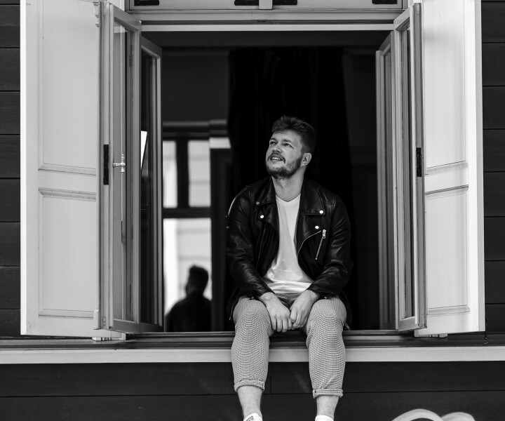 Roberts Dauburs nav tikai dokumentālists, viņš ir ceļojošs dokumentālists, kurš, šķiet, spēj iejusties visdažādākajos teātra kolektīvos un vidēs. Foto – Aija Melbārde