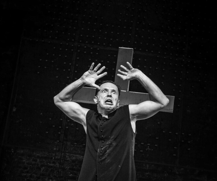 Labēji noskaņotie mediji un reliģiskās organizācijas uzkurināja emocijas, un izrāde kļuva par simbolu kultūras karam, kas pārņēma valsti. Arkadjušs Brikaļskis izrādē «Lāsts». Foto – Magda Hueckel