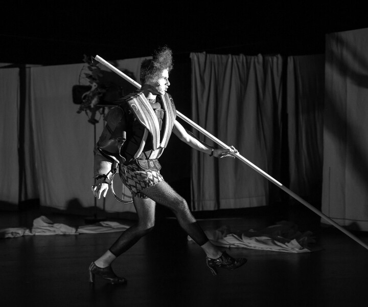 Ja iedomu tēvs ir brutāls un bezatbildīgs rupeklis, tad dēls ir izsmalcināts, sievišķīgs, androgīns kvīrs, kuram rūp visa pasaule un kurš ciena visus. Dimitrī Dorē izrādē «DAINAS (pron. Daïnas)». Foto – Grégory Batardon