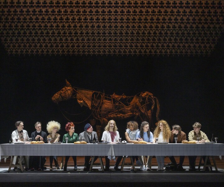 Izrādē daudzie īpatņi ap donu Kihotu un Sančo Pansu no režisora puses tiek uzlūkoti bez pārākuma apziņas vai ironijas. Skats no izrādes «Dons Kihots». Foto – Jānis Deinats