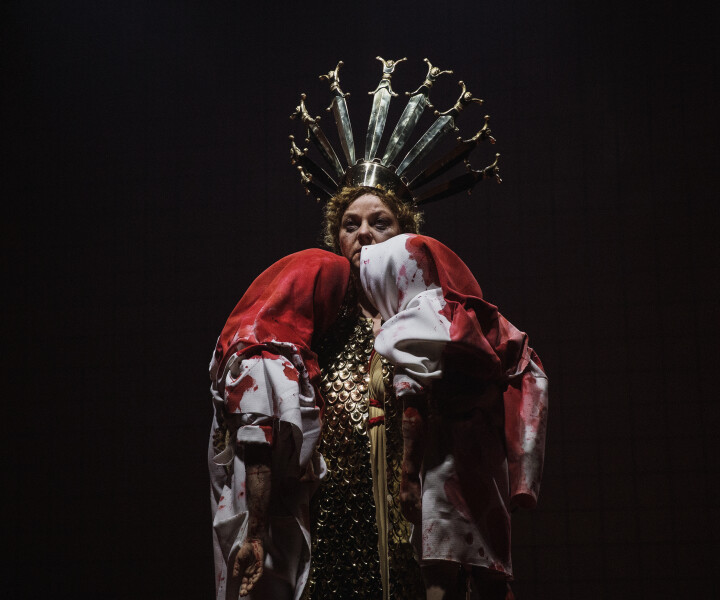 Māra Mennika – Mēdeja. Skats no izrādes «Mēdeja». Foto – Matīss Markovskis