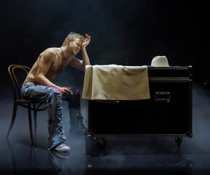 «Freimanī» nav tieša citāta no «Kaupēn, mans mīļais!», bet uzmanība ir centrēta uz to, ko nozīmē neprofesionālam aktierim bez amata rīku drošinājuma ielaist sevī ļaunumu, izdzīvot personības
lūzumu un… sēdēt zem karātavu cilpas ar pēdējo smēķi sausās lūpās. Valts Skuja – Mārtiņš Freimanis. Foto – Aigars Hibneris