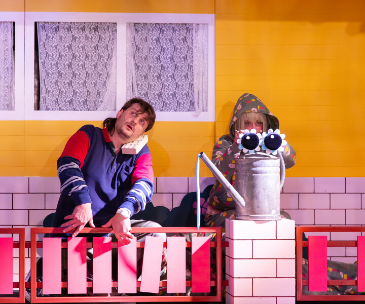 Atvadīties no mīļajiem un tuvoties tiem, ko nesaprotam, ir gaužām grūti visiem cilvēkiem. Artūrs Putniņš – Oskars, Anna Klišāne – Lejkanna. Foto – Agnese Zeltiņa