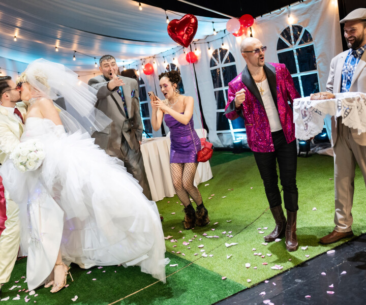 Skats no Elmāra Seņkova izrādes «Bolderāja» Mihaila Čehova Rīgas Krievu teātrī. Foto – Kristaps Kalns