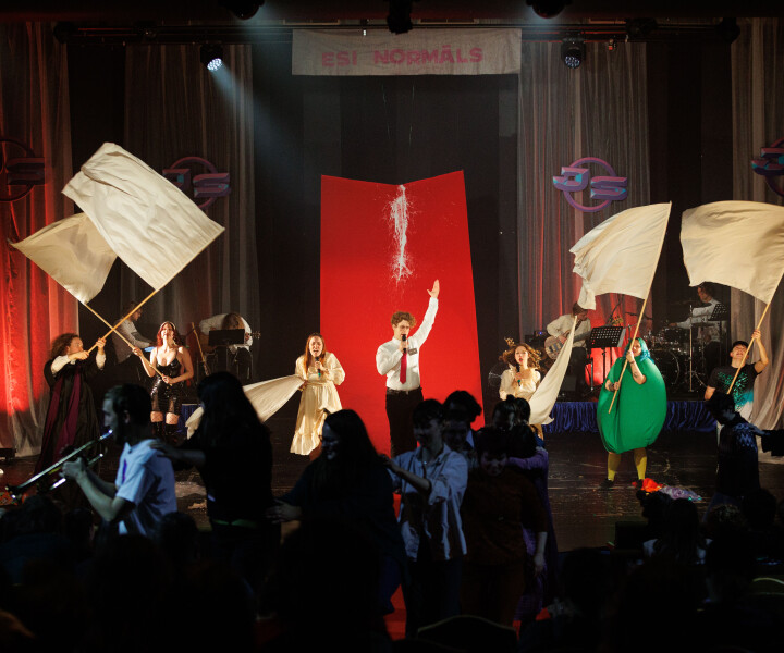 Mūzika kalpo kā saikne starp performantiem un skatītājiem, padarot visus iesaistītos dalībniekus par vienotas rituālas procesijas dalībniekiem. Skats no izrādes «Jēzus stafs». Foto – Kaspars Zbrovskis