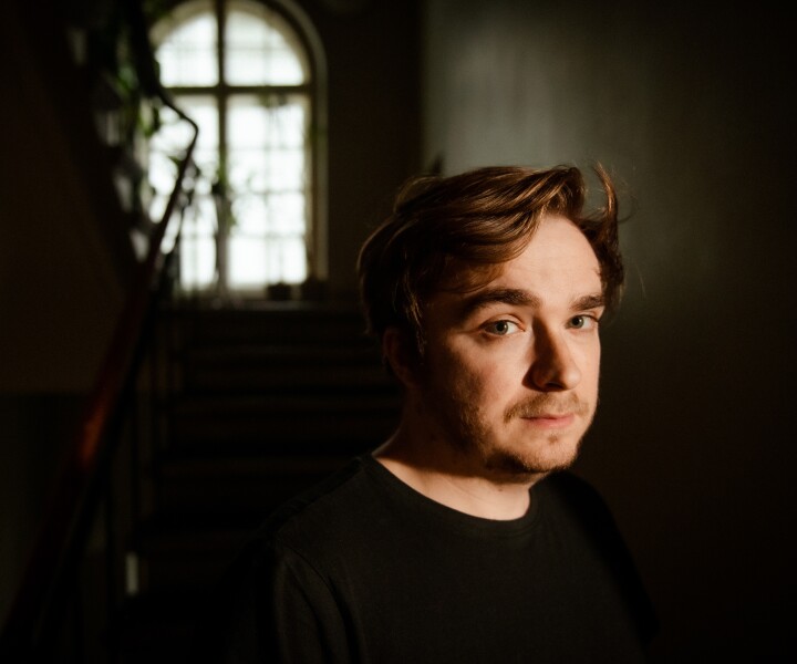 Aleksandrs Tomass Matjussons: «Kad māksla tiek sašaurināta tikai līdz vēstījumam vai efektam, tā pārāk ātri kļūst caurspīdīga.» Foto – Kristaps Kalns, Dienas mediji