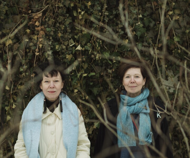 Ieva Jurjāne sarunājas ar Kristīni Jurjāni. Foto – Kristaps Kalns