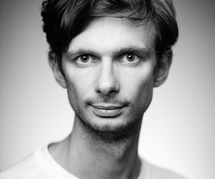 Toms Treinis savās izrādēs, ceļojot laikā, stāsta par pagātnes notikumiem nākotnes formā. Foto – Matīss Markovskis