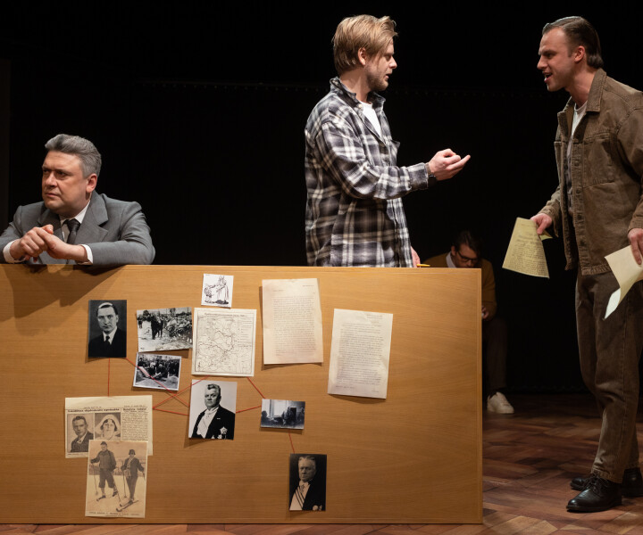 Toms Treinis: ««Kur pazuda valsts» gadījumā arī satiekas vēsturiska personība ar šodien dzīvojošu it kā īstu cilvēku Kārli Ulmani.» Imants Strads, Toms Veličko un Kaspars Dumburs izrādē «Kur pazuda valsts» Dailes teātrī. Foto – Jānis Deinats