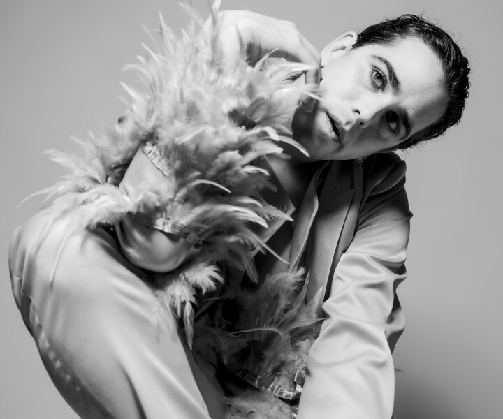 Matīsam Kučinskim ir svarīgi būt piederīgam un lojālam komandai, kas viņu izvēlējusies. Un viņu ir izvēlējies Latvijas Nacionālais teātris. Foto – Kristaps Kalns