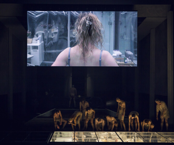 Izrādē tiek rādītas ar spēcīgu emocionālo saturu piesātinātas, ar Lietuvas pieredzi saistītas ainas. Skats no Jakuba Skživaneka izrādes «Lietuviešu veļu vakars». Foto – Svetlana Batura