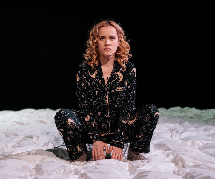 Sandija Dovgāne izrādē «Raganas». Foto – Aivars Ivbulis