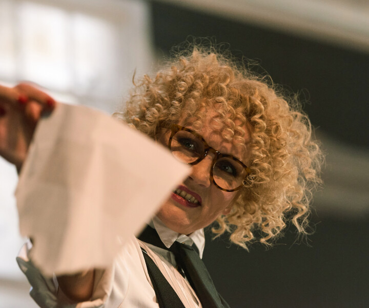 Viens no sešiem detektīviem. Veronika Plotņikova – Šerloks Holmss. Skats no izrādes «Seši Šerloki». Foto – Vadims Kožins