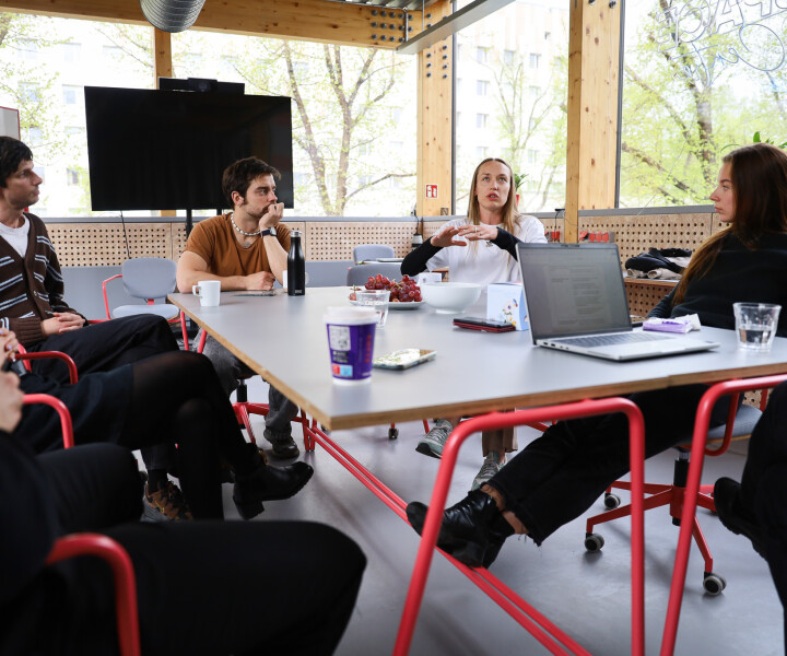 Laura Siliņa: «Iesaku ikvienam aktierim, kas tagad lasa «Teātra Vēstnesi», noteikti aiziet pastrādāt ar studentiem.» Sarunājas Ieva Estere Barkāne, Toms Treinis, Klāvs Mellis, Laura Siliņa, Nellija Spūle un Kristaps Kristers Ozols (aizkadrā). Foto – Elīza Māra Kamradze-Tūtere