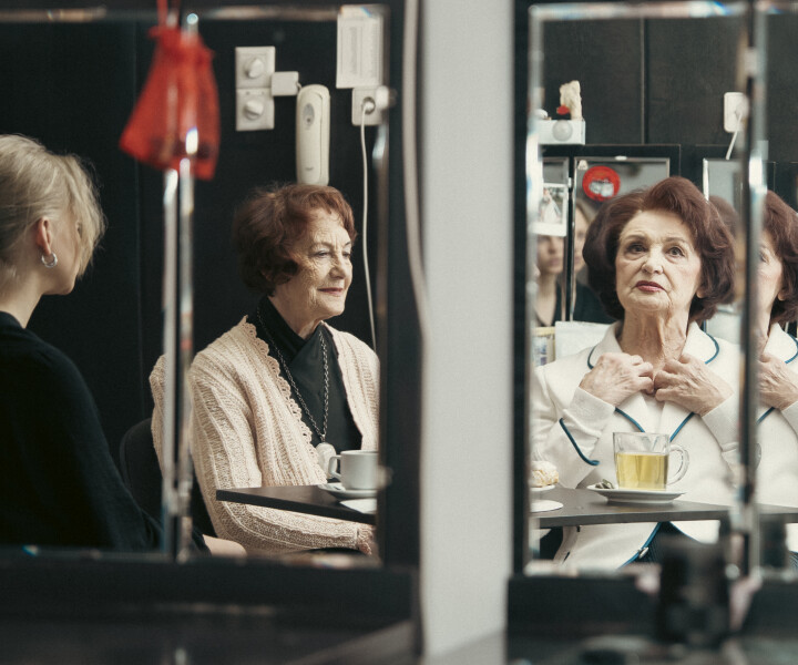 Olga Dreģe: «Es aktiera profesiju salīdzinu ar kalnā kāpējiem. Katrs pakāpiens ir kā tiecība uz vertikāli, uz gaismu.» Foto – Marko Rass