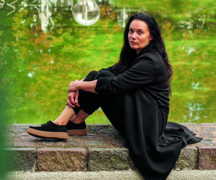 Jūlija Ļaha: «Visu pirmo izrādi domāju: elpo! Jo, ja pārstāšu elpot, mani neviens nedzirdēs. Nu, pēc tam otrs vakars jau bija kā mājās.» Foto – Linards Onzuls