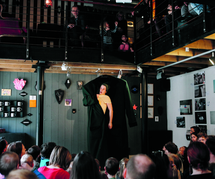 Oskars Florencs-Vīksne Istabas teātra izrādē «Tētis». Foto – Lita Millere