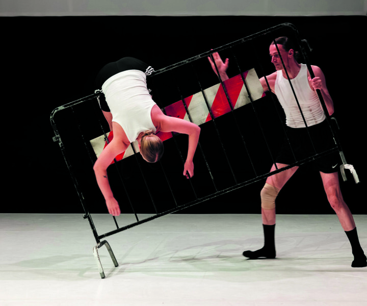 Izrādē «Clap & Slap» mākslinieki Agniete Lisičkinaite un Igors Šugalejevs vienojas ritmiski trāpīgā tuvcīņā. Foto – Nada Žgank / Festival «Mladi Levi»
