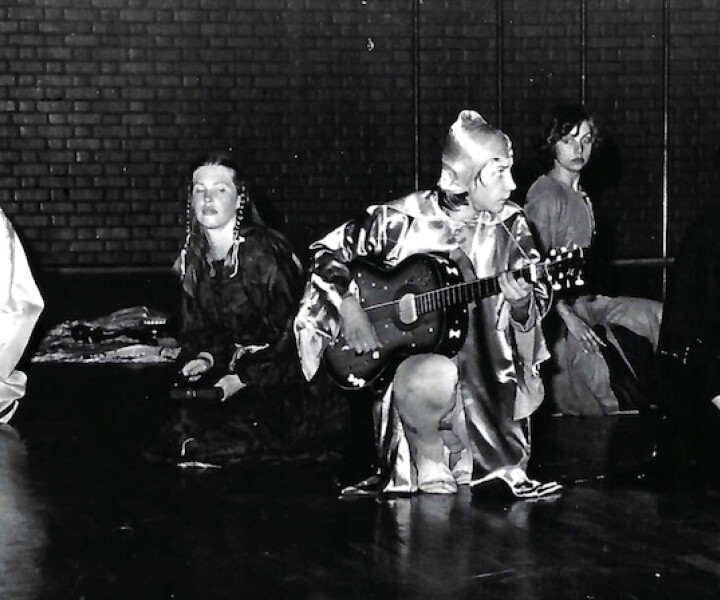 Štutgartes dziesmu svētkos 1976. g. septembrī. Spēlmaņu dziesma. No kreisās: Brigita Stroda – Priesteriene, Silvija Stroda – Meža māte, Viktors Brenners – Žonglieris, Rasma Saulīte – Dejotāja, Juris Rozītis – Melnais vīrs, Roberts Brenners – Lāča dēls. Foto – Uldis Grasis